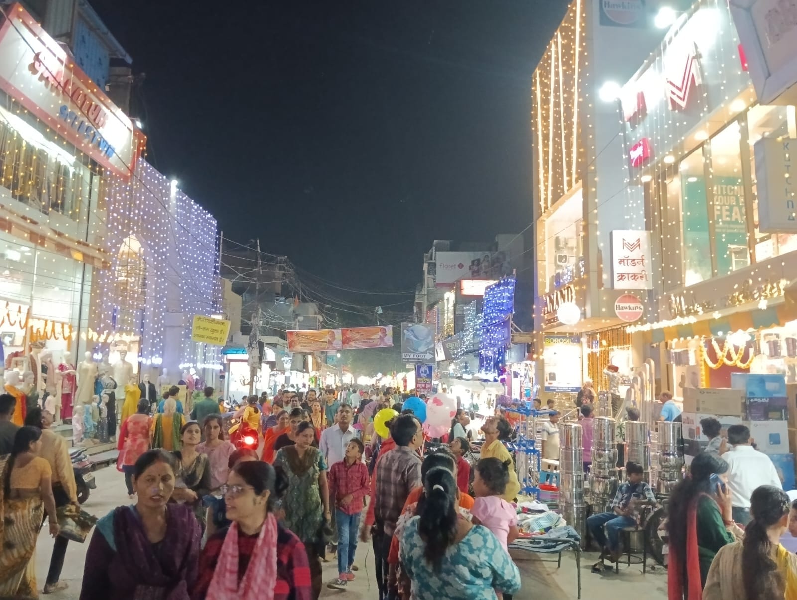 पीलीभीत में धनतेरस पर शहर के जेपी मार्ग पर एक बर्तन की दुकान पर लगी भीड़।संवाद पीलीभीत में धनतेरस पर शहर के जेपी मार्ग पर एक बर्तन की दुकान पर लगी भीड़।संवाद