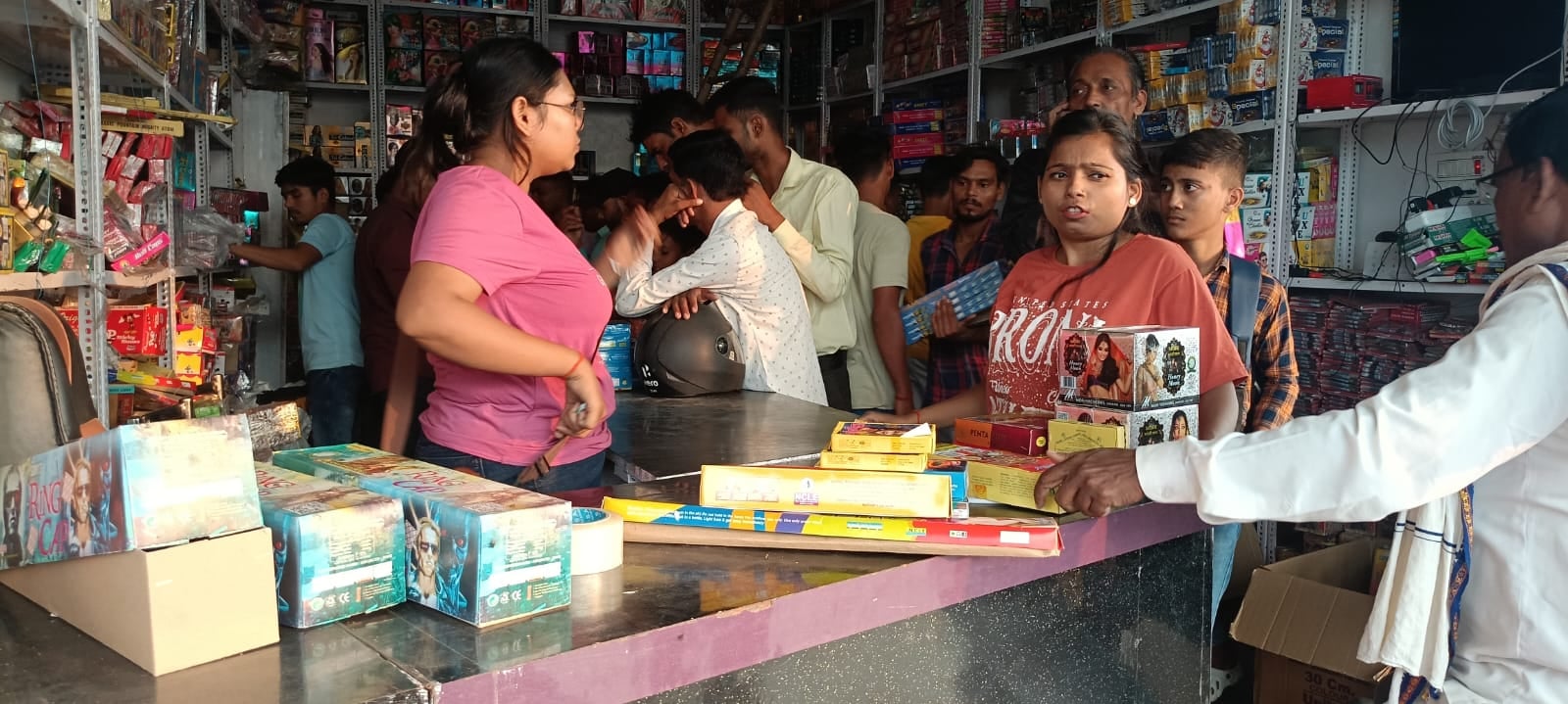 पीलीभीत में धनतेरस पर शहर के जेपी मार्ग पर एक बर्तन की दुकान पर लगी भीड़।संवाद पीलीभीत में धनतेरस पर शहर के जेपी मार्ग पर एक बर्तन की दुकान पर लगी भीड़।संवाद