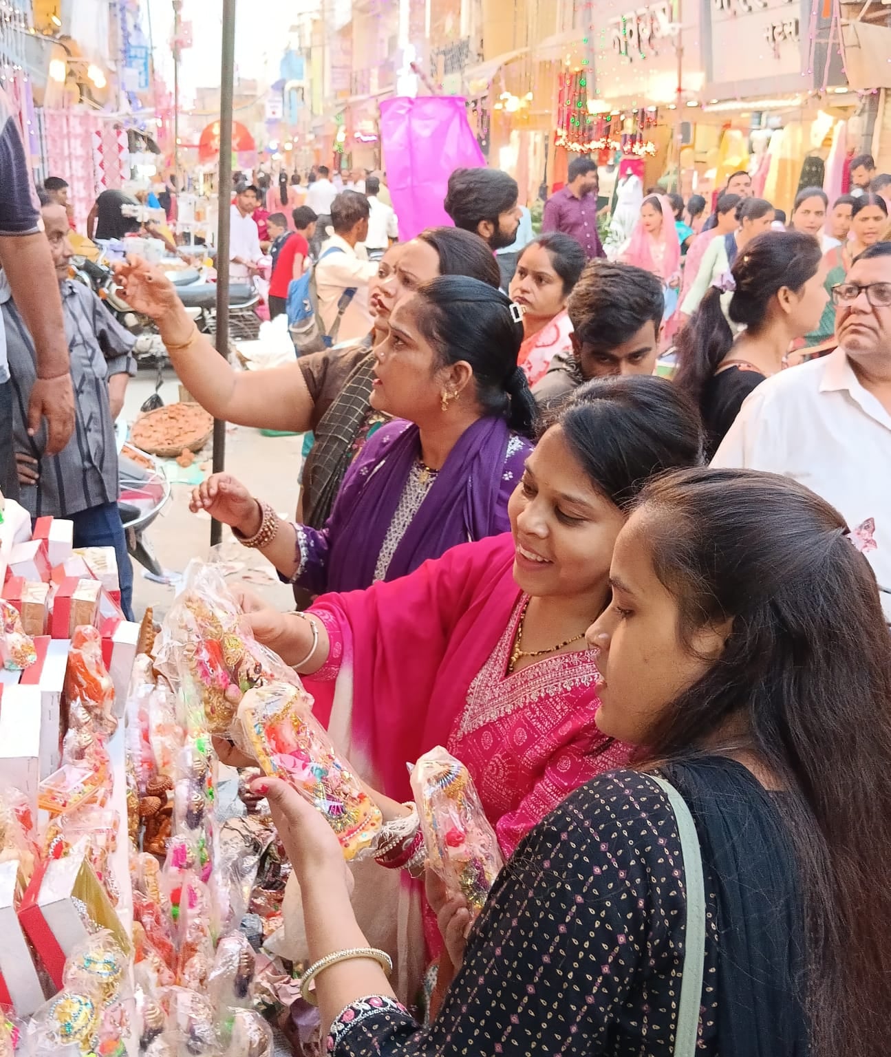पीलीभीत में धनतेरस पर शहर के जेपी मार्ग पर एक बर्तन की दुकान पर लगी भीड़।संवाद पीलीभीत में धनतेरस पर शहर के जेपी मार्ग पर एक बर्तन की दुकान पर लगी भीड़।संवाद