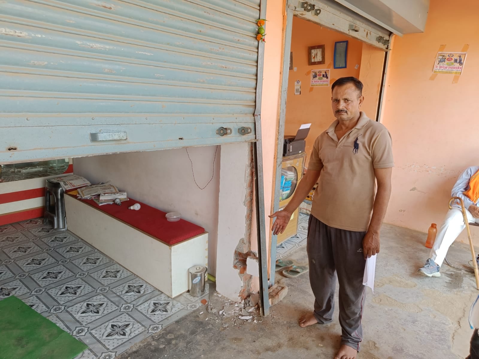 रोजा में सराफा व्यापारी की दुकान में चोरी के बाद खुली पड़ी अलमारी। संवाद
