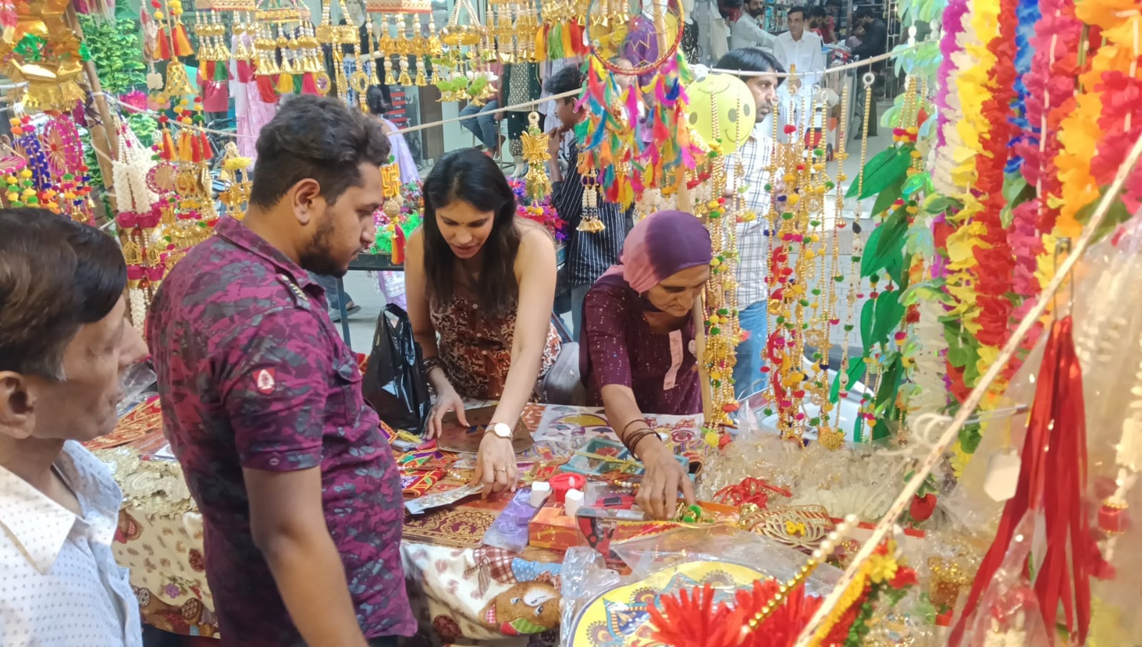 सिरसा में स्वर्णकार की दुकान में लगी ग्राहकों की लाइन। संवाद सिरसा में स्वर्णकार की दुकान में लगी ग्राहकों की लाइन। संवाद