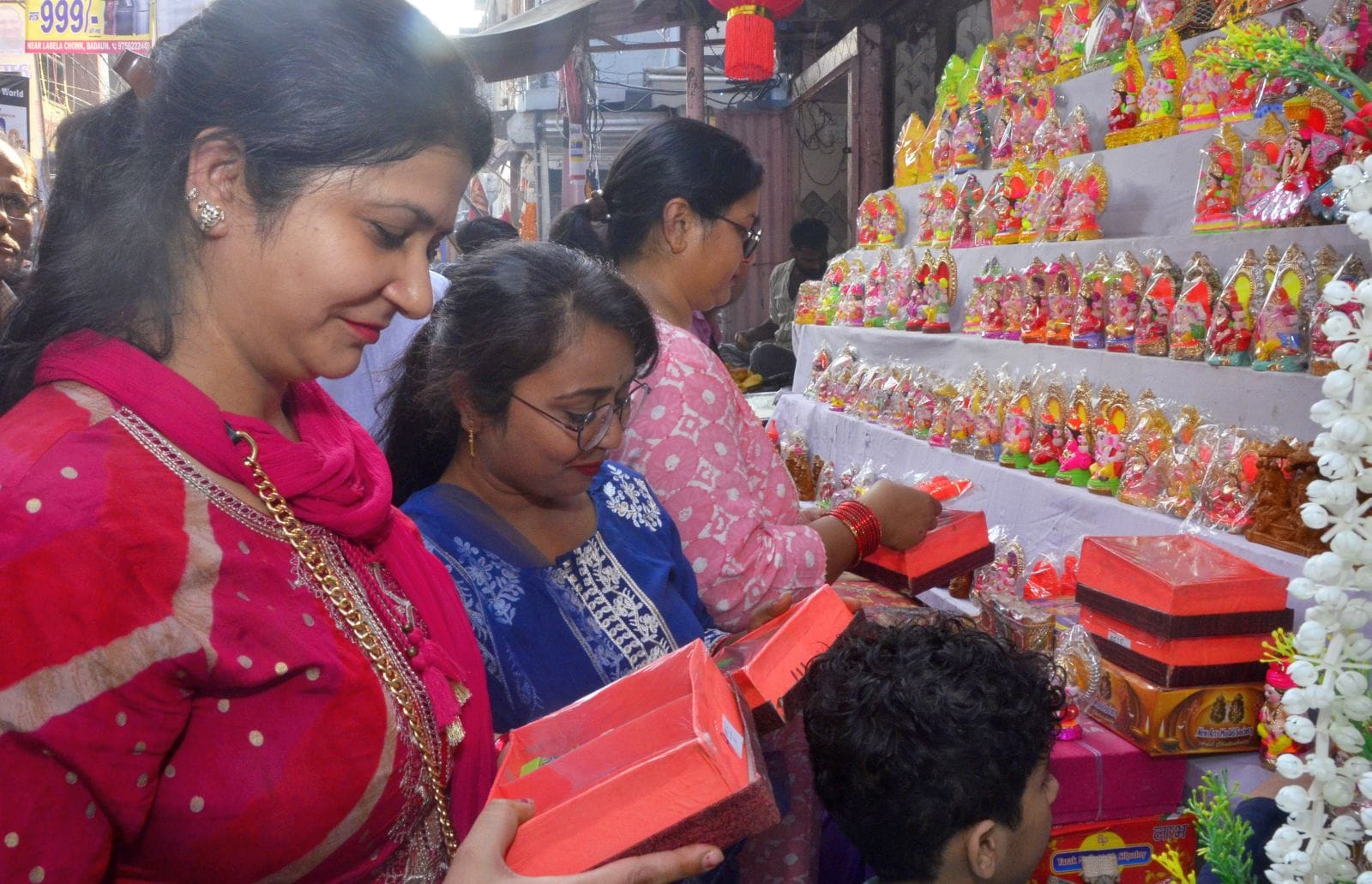 धनतेरस पर ऑटोमोबाइल के शोरूम में बाइक पसंद करते ग्राहक। संवाद धनतेरस पर ऑटोमोबाइल के शोरूम में बाइक पसंद करते ग्राहक। संवाद