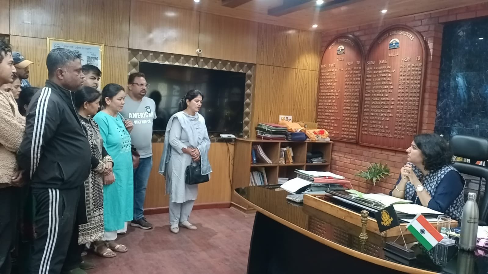 उपायुक्त कुल्लू के कार्यालय के बाहर अपनी बात रखते हुए विद्या देवी। अपनी बात रखते समय फूड स्टॉल उपायुक्त कुल्लू के कार्यालय के बाहर अपनी बात रखते हुए विद्या देवी। अपनी बात रखते समय फूड स्टॉल