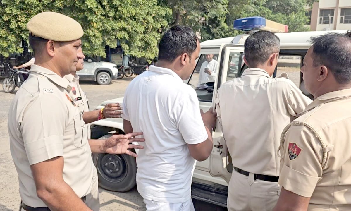 30जेएनडी05: ब्लाक समिति सदस्यों को ले जाती हुई पुलिस। संवाद