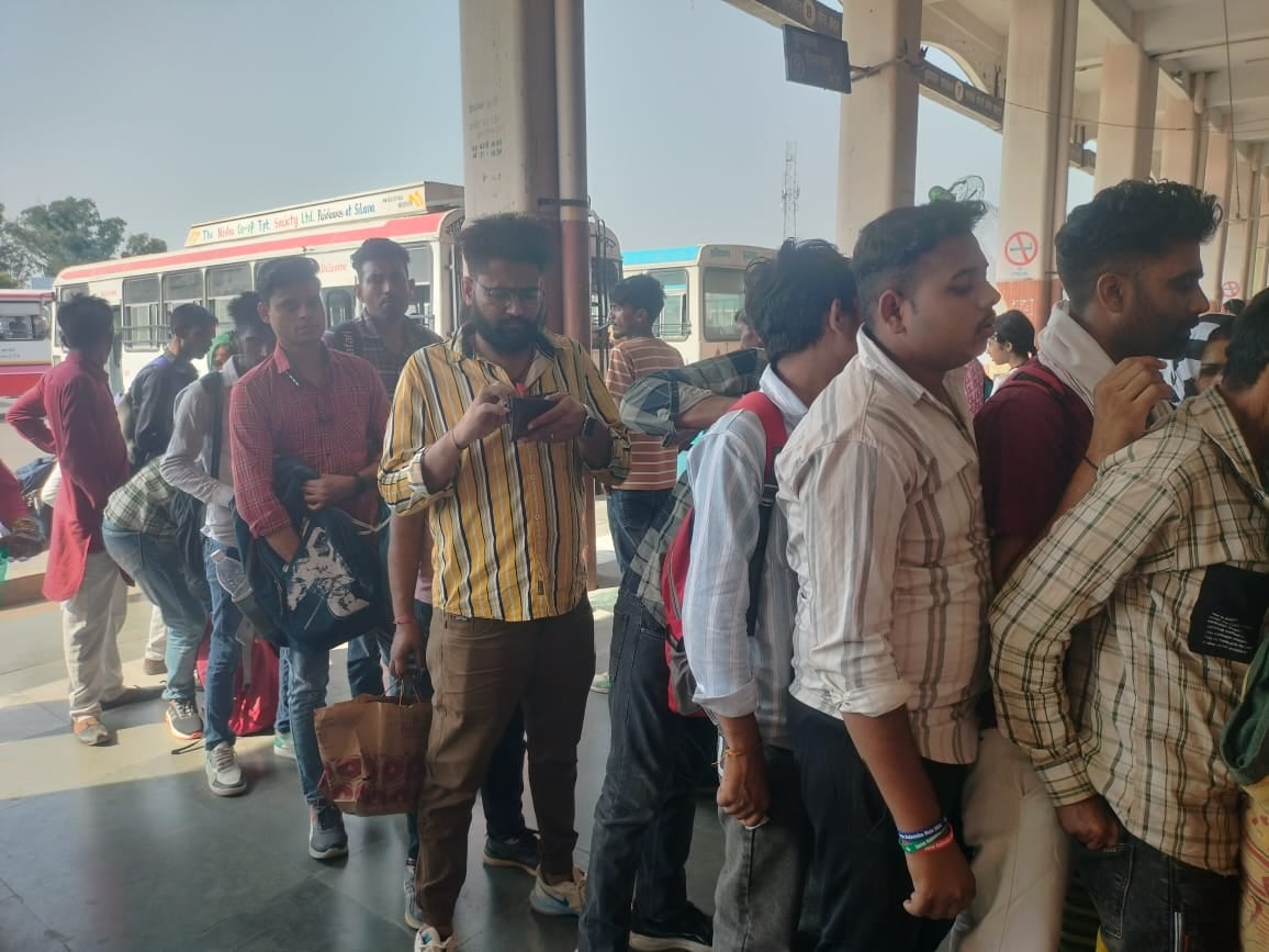 30jjrp10- झज्जर। सिरसा जाने वाली बस आने पर उसमें सवार होने के लिए उमड़ी भीड़। संवाद