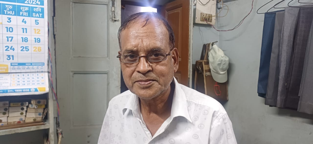 अंबाला छावनी के बर्तन बाजार में लोगों द्वारा डिवाइडर के साथ लगाई गई बाइकें। संवाद