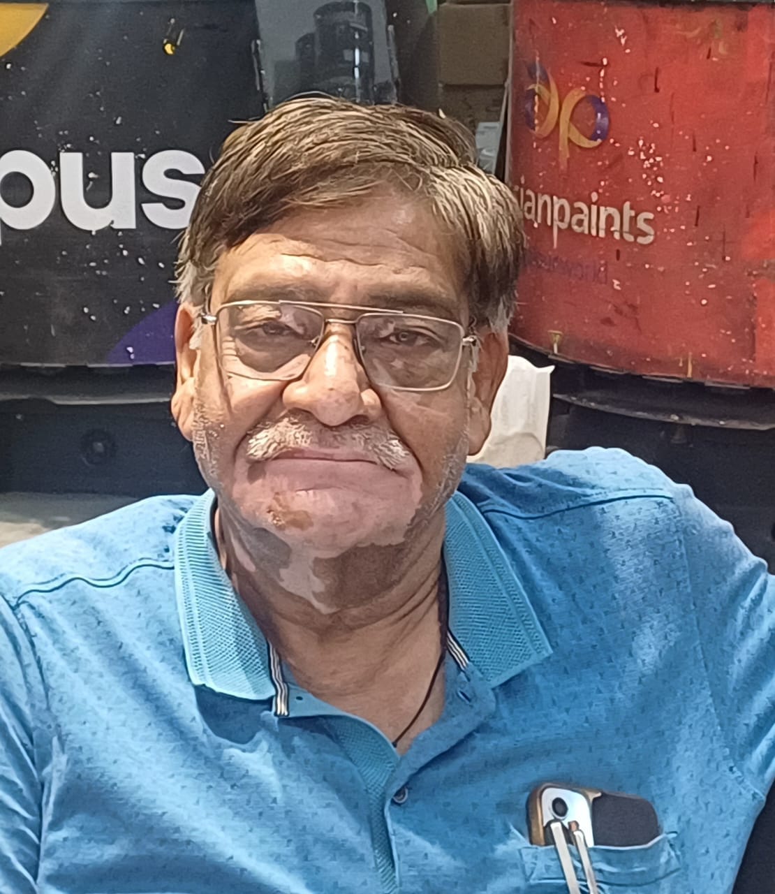 अंबाला छावनी के बर्तन बाजार में लोगों द्वारा डिवाइडर के साथ लगाई गई बाइकें। संवाद