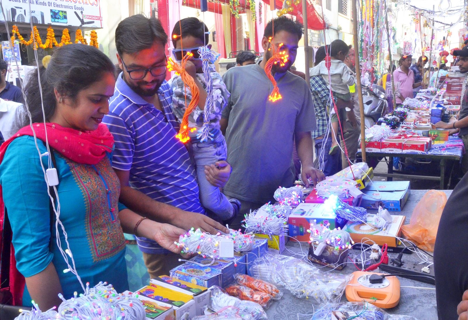 बाजार में मिट्टी के दीपक खरीदते लोग। संवाद