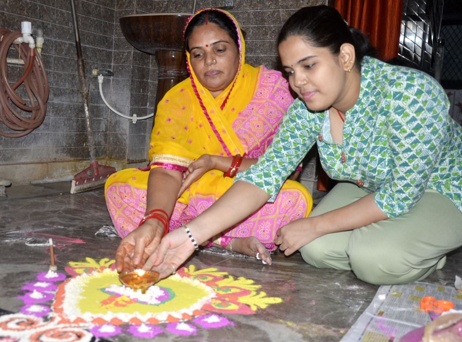 छोटी दिवाली पर फुलझड़ी जलाते बच्चे। संवाद छोटी दिवाली पर फुलझड़ी जलाते बच्चे। संवाद
