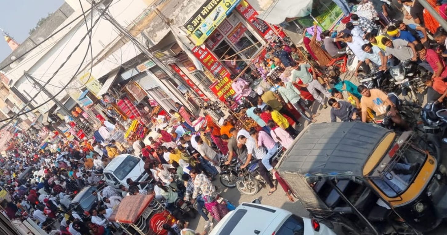 01जेएनडी07: दिवाली पर्व पर लितानी रोड पर सामान की खरीद के लिए उमड़ी भीड़। संवाद 01जेएनडी07: दिवाली पर्व पर लितानी रोड पर सामान की खरीद के लिए उमड़ी भीड़। संवाद