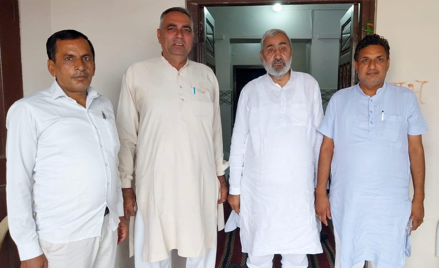 01जेएनडी08: जानकारी देते हुए चुनाव कमेटी में शामिल वीरेंद्र प्रधान व अन्य आढ़ती। संवाद 01जेएनडी08: जानकारी देते हुए चुनाव कमेटी में शामिल वीरेंद्र प्रधान व अन्य आढ़ती। संवाद