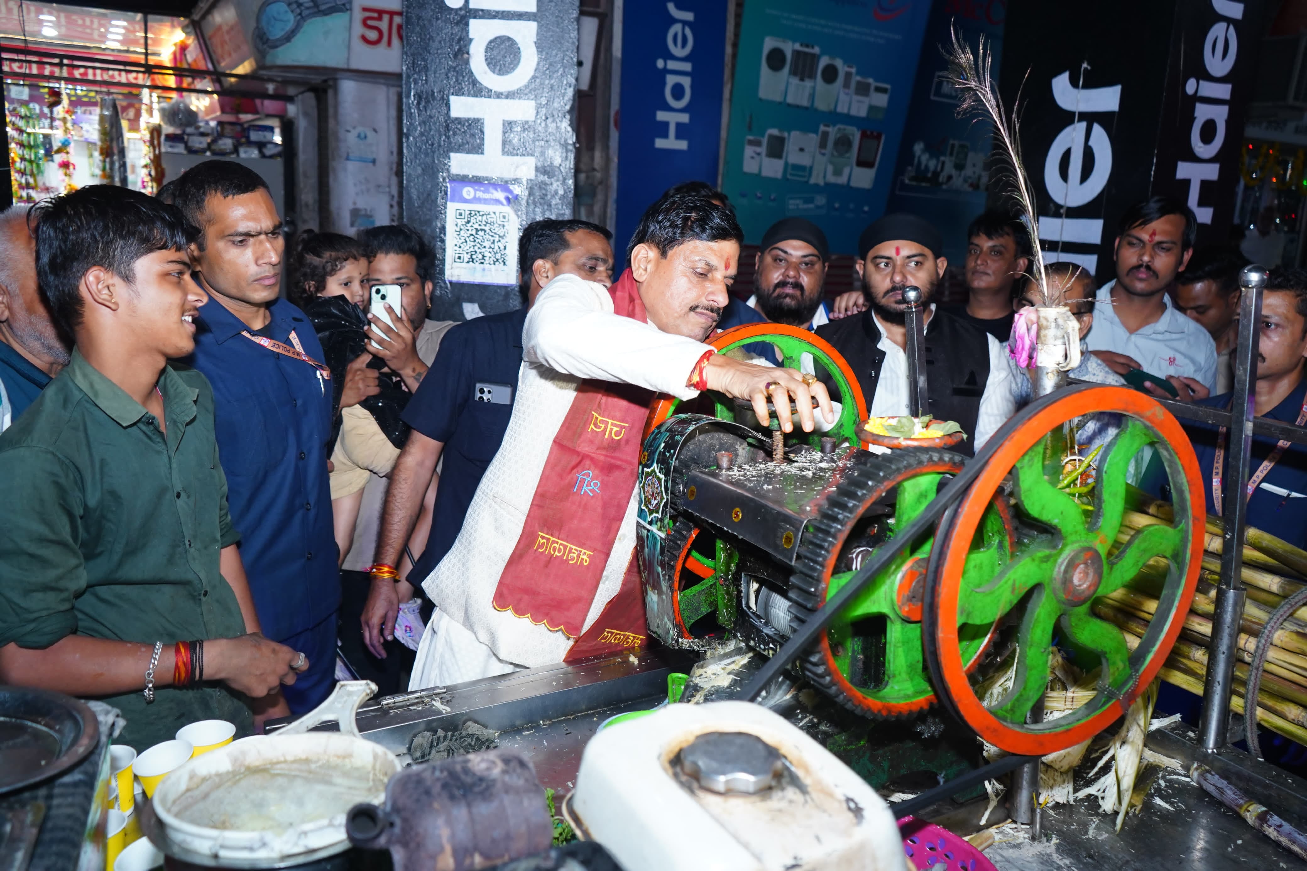 ऐसे हैं हमारे मुख्यमंत्री....जानिए किनके साथ बाटी दीपावली की खुशियां