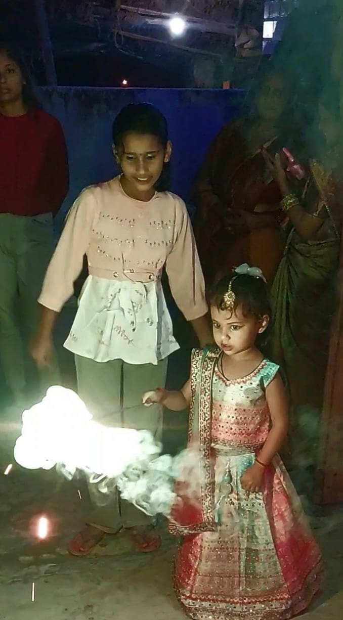 पीलीभीत के नौगवा चौराहे के पास दीपावली पर्व पर मकानों व दुकानों पर की गई सजावट।संवाद पीलीभीत के नौगवा चौराहे के पास दीपावली पर्व पर मकानों व दुकानों पर की गई सजावट।संवाद