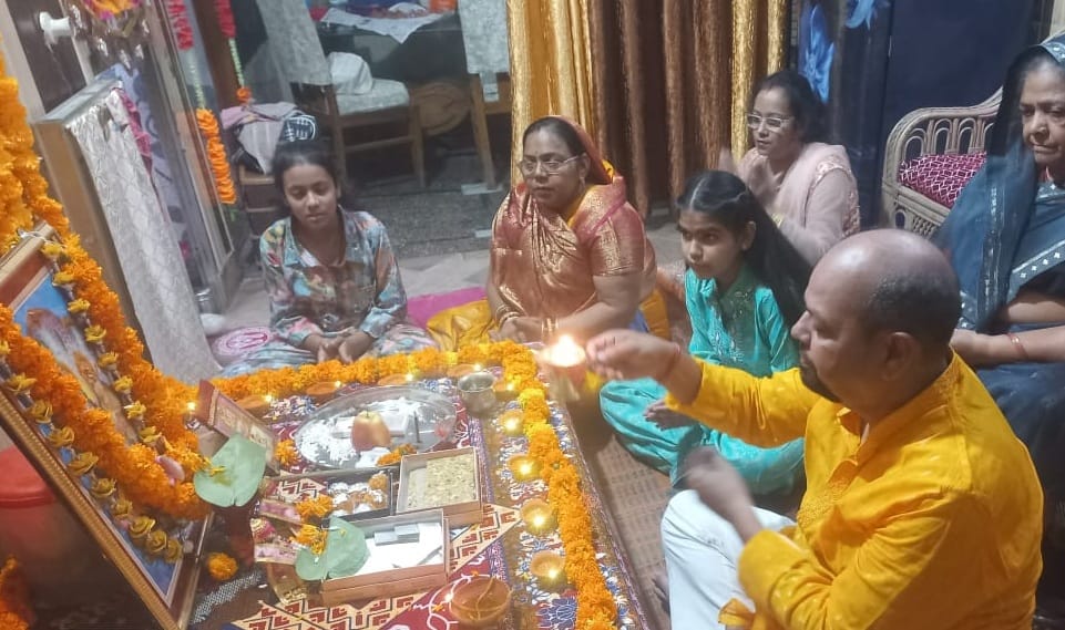 पीलीभीत के नौगवा चौराहे के पास दीपावली पर्व पर मकानों व दुकानों पर की गई सजावट।संवाद पीलीभीत के नौगवा चौराहे के पास दीपावली पर्व पर मकानों व दुकानों पर की गई सजावट।संवाद
