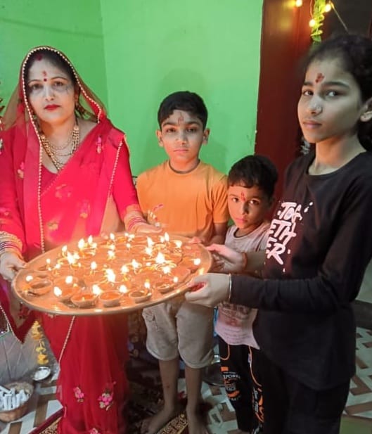 पीलीभीत के नौगवा चौराहे के पास दीपावली पर्व पर मकानों व दुकानों पर की गई सजावट।संवाद पीलीभीत के नौगवा चौराहे के पास दीपावली पर्व पर मकानों व दुकानों पर की गई सजावट।संवाद