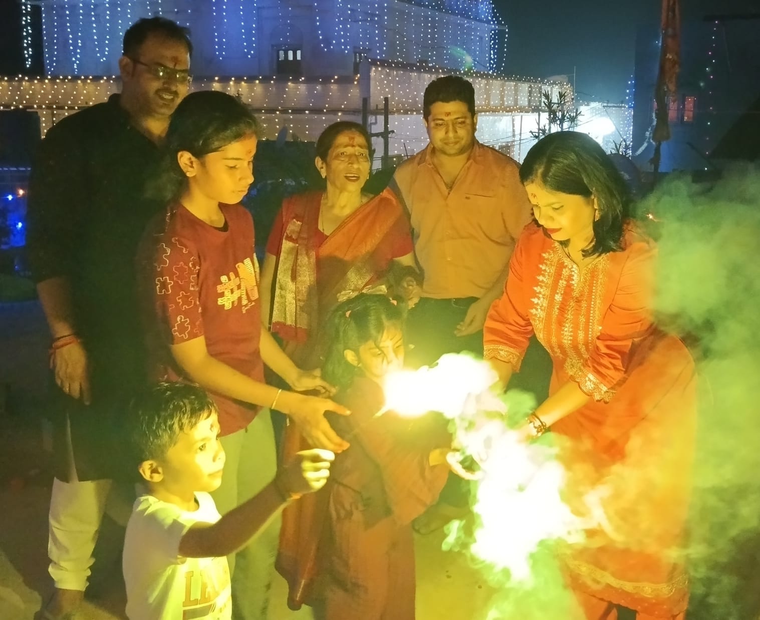 पीलीभीत के नौगवा चौराहे के पास दीपावली पर्व पर मकानों व दुकानों पर की गई सजावट।संवाद पीलीभीत के नौगवा चौराहे के पास दीपावली पर्व पर मकानों व दुकानों पर की गई सजावट।संवाद