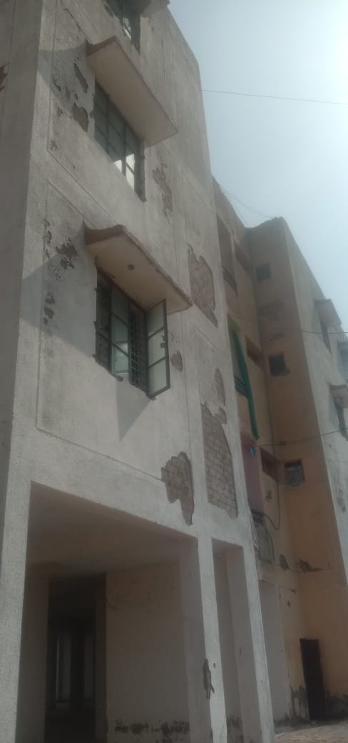 दीवारों से गिरा प्लास्टर