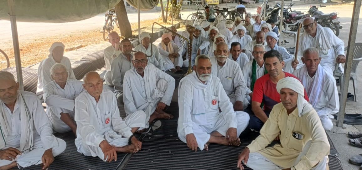 01जेएनडी 19: धरने पर किसानों को संबोधित करते हुए किसान नेता। संवाद 01जेएनडी 19: धरने पर किसानों को संबोधित करते हुए किसान नेता। संवाद