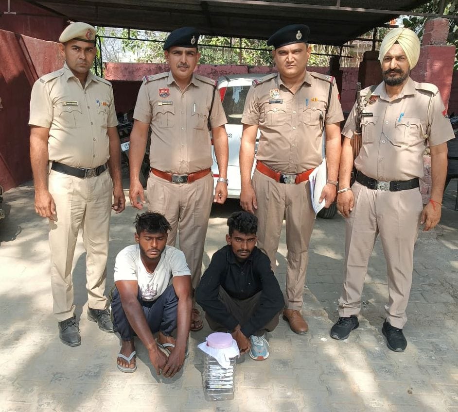 01जेएनडी14-पुलिस गिरफ्त में अवैध पिस्तौल के साथ पकड़े गए आरोपी। स्रोत पुलिस