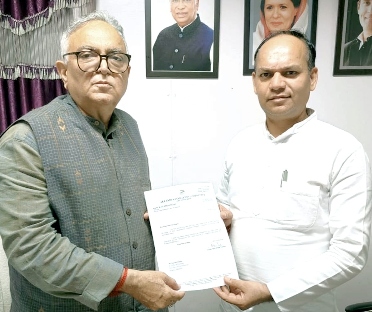 01जेएनडी21: नरेश जांगड़ा को नियुक्ति पत्र सौंपते हुए कांग्रेस पार्टी के ओबीसी विभाग के राष्ट्रीय