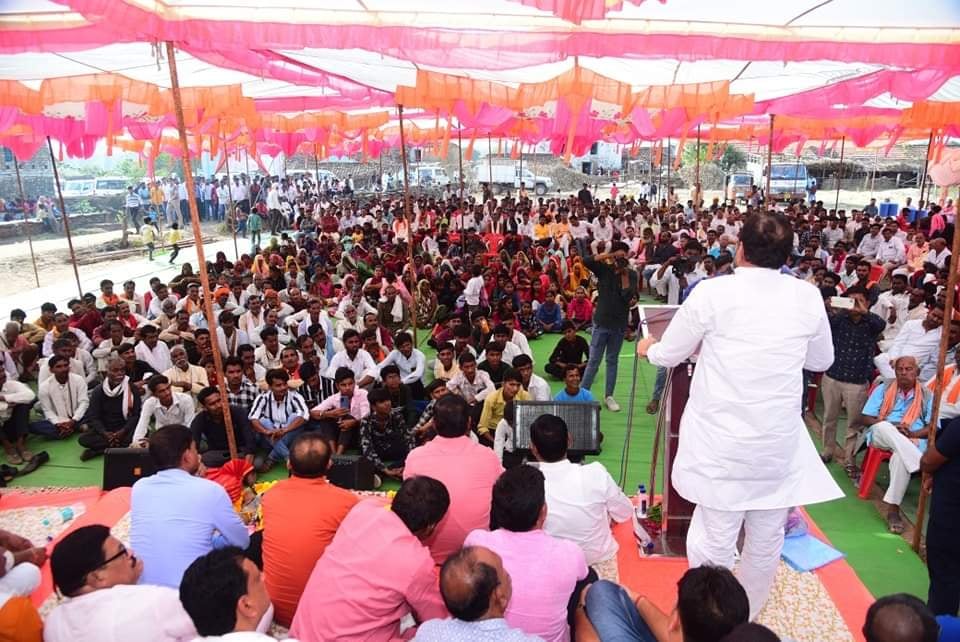 ग्रामीणों के बीच गोपाल भार्गव ग्रामीणों के बीच गोपाल भार्गव