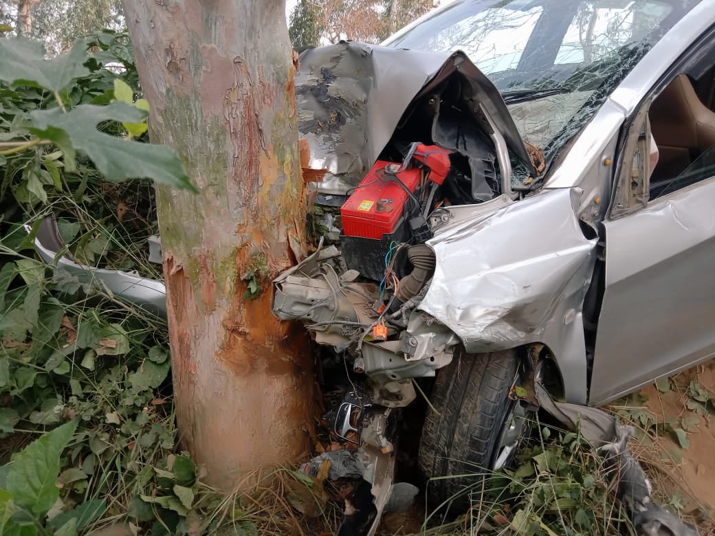 हादसे के बाद घायलों की मदद करते ग्रामीण। संवाद
