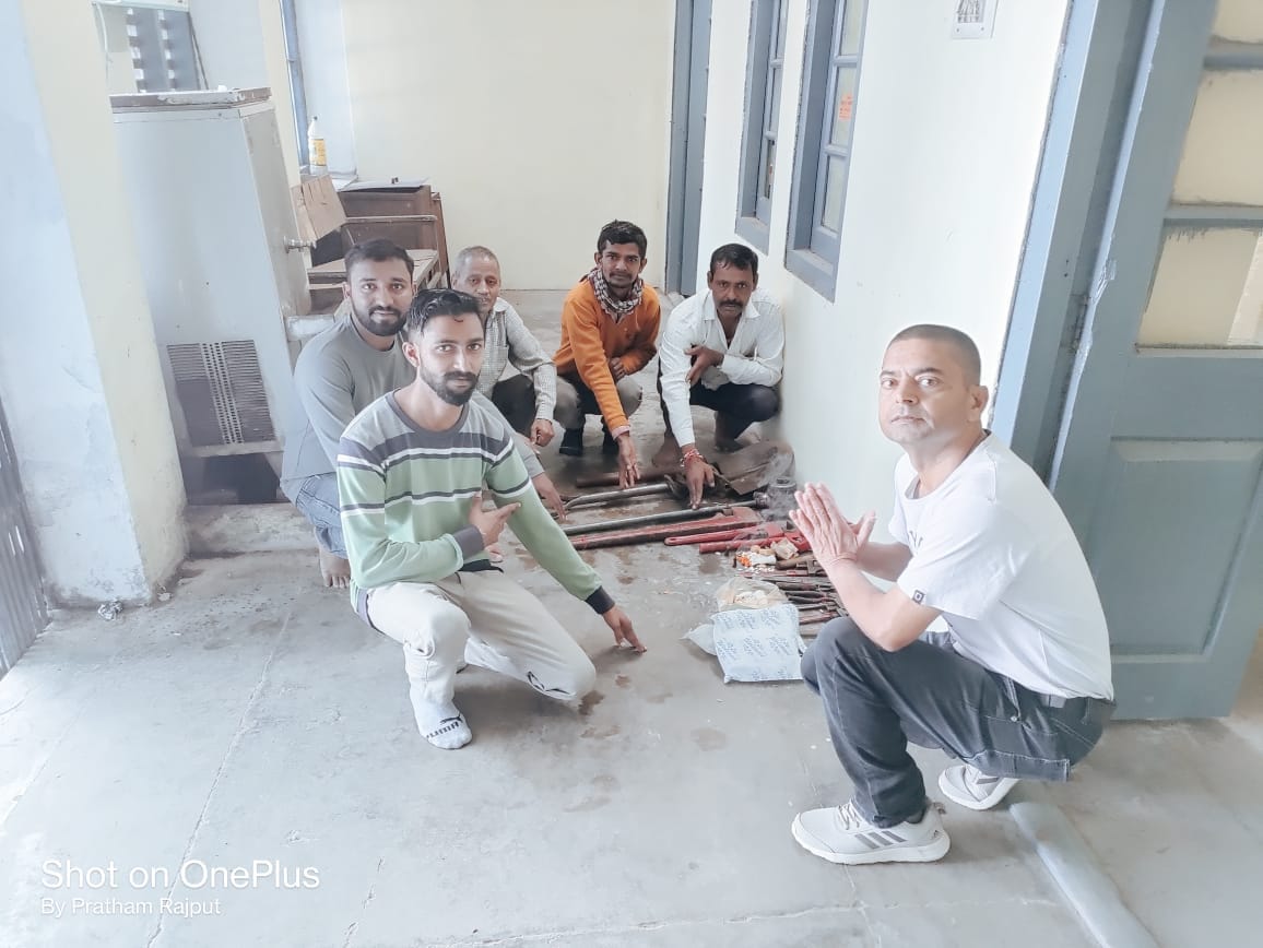 जलशक्ति विभाग नाहन के कार्यालय औजारों की पूजा करते कर्मचारी। संवाद