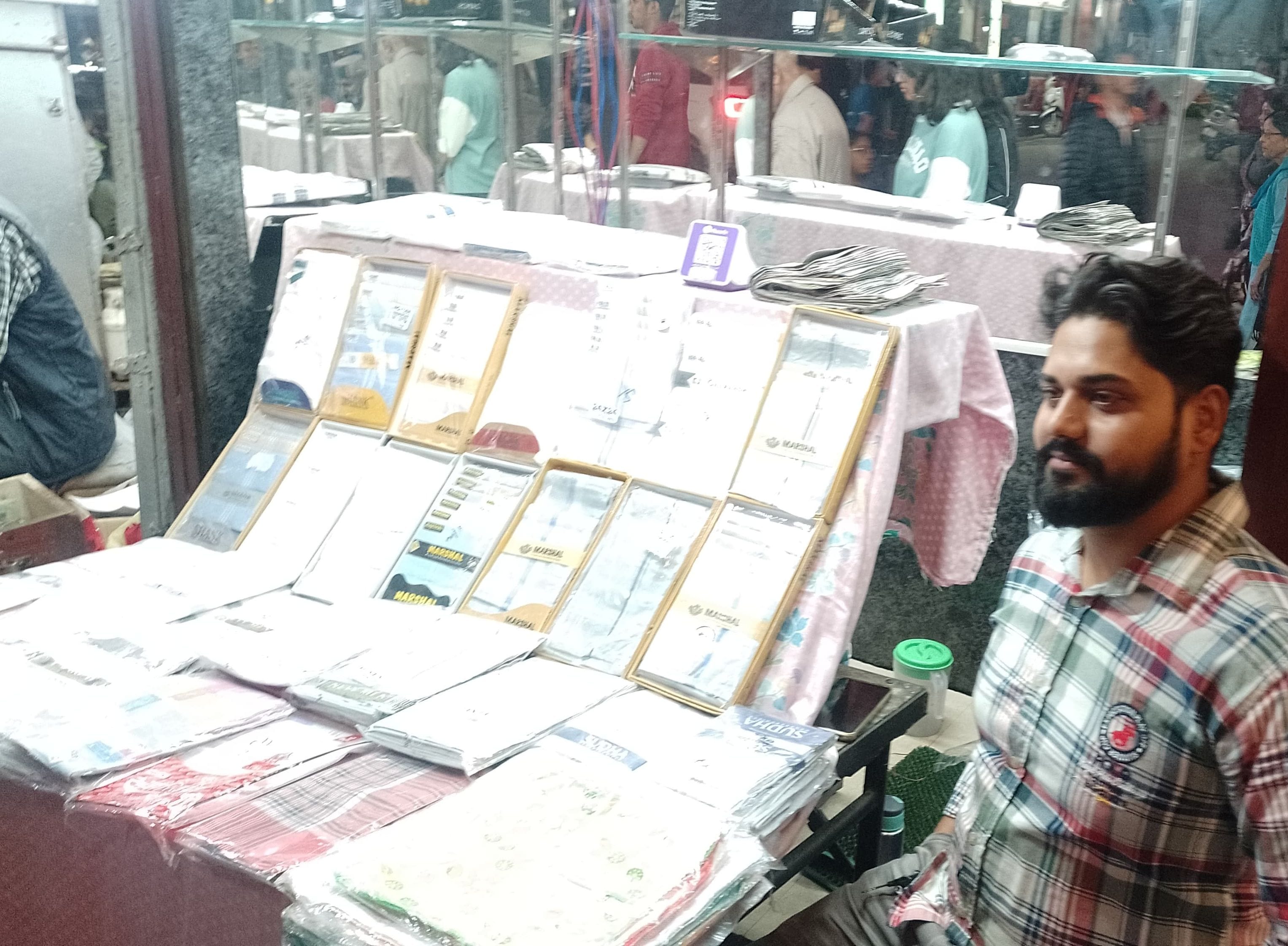 मंडी शहर के गांधी भवन के बाहर लगी पान की दुकान पर पान खरीदती महिलाएं। संवाद मंडी शहर के गांधी भवन के बाहर लगी पान की दुकान पर पान खरीदती महिलाएं। संवाद