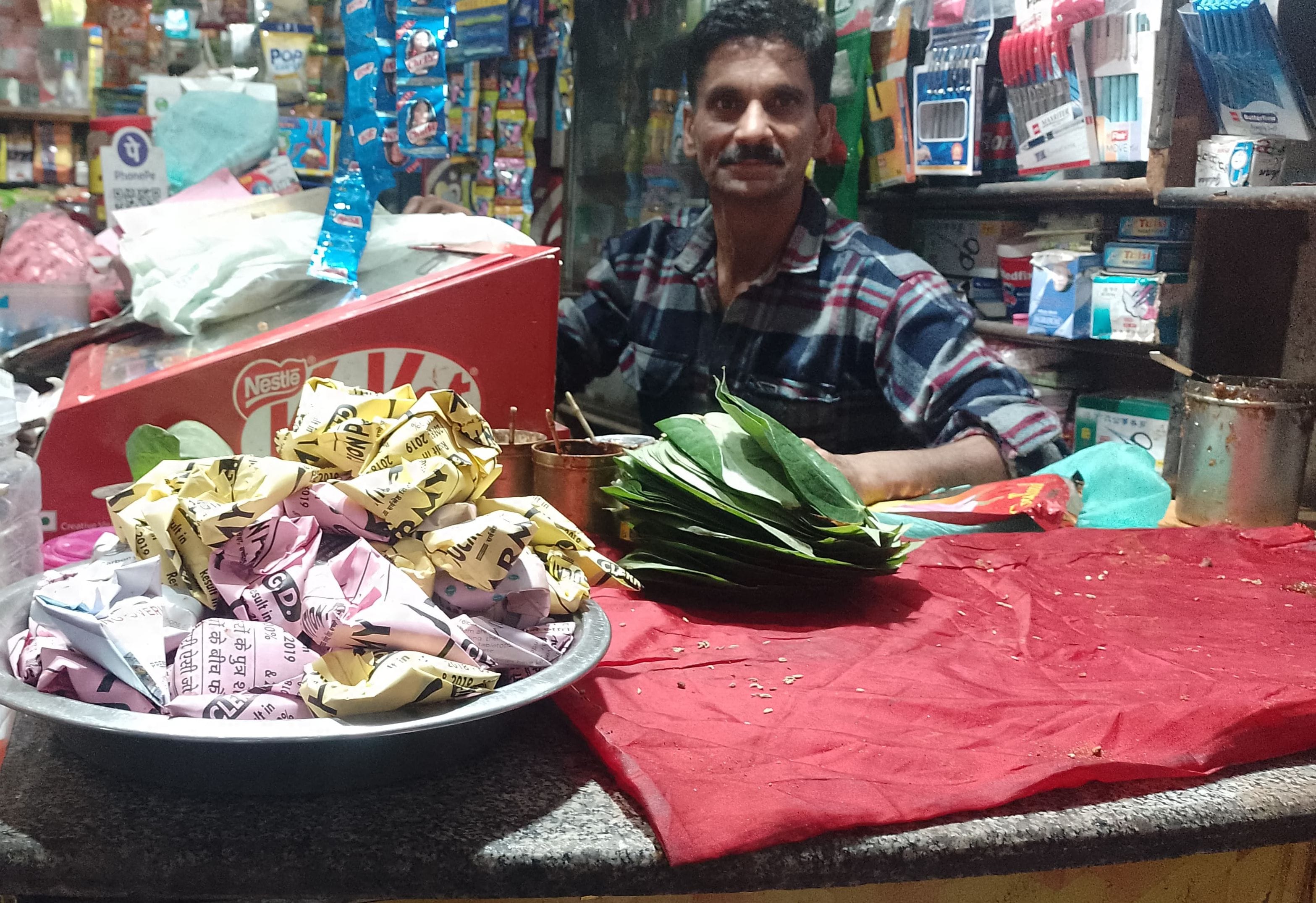 मंडी शहर के गांधी भवन के बाहर लगी पान की दुकान पर पान खरीदती महिलाएं। संवाद मंडी शहर के गांधी भवन के बाहर लगी पान की दुकान पर पान खरीदती महिलाएं। संवाद