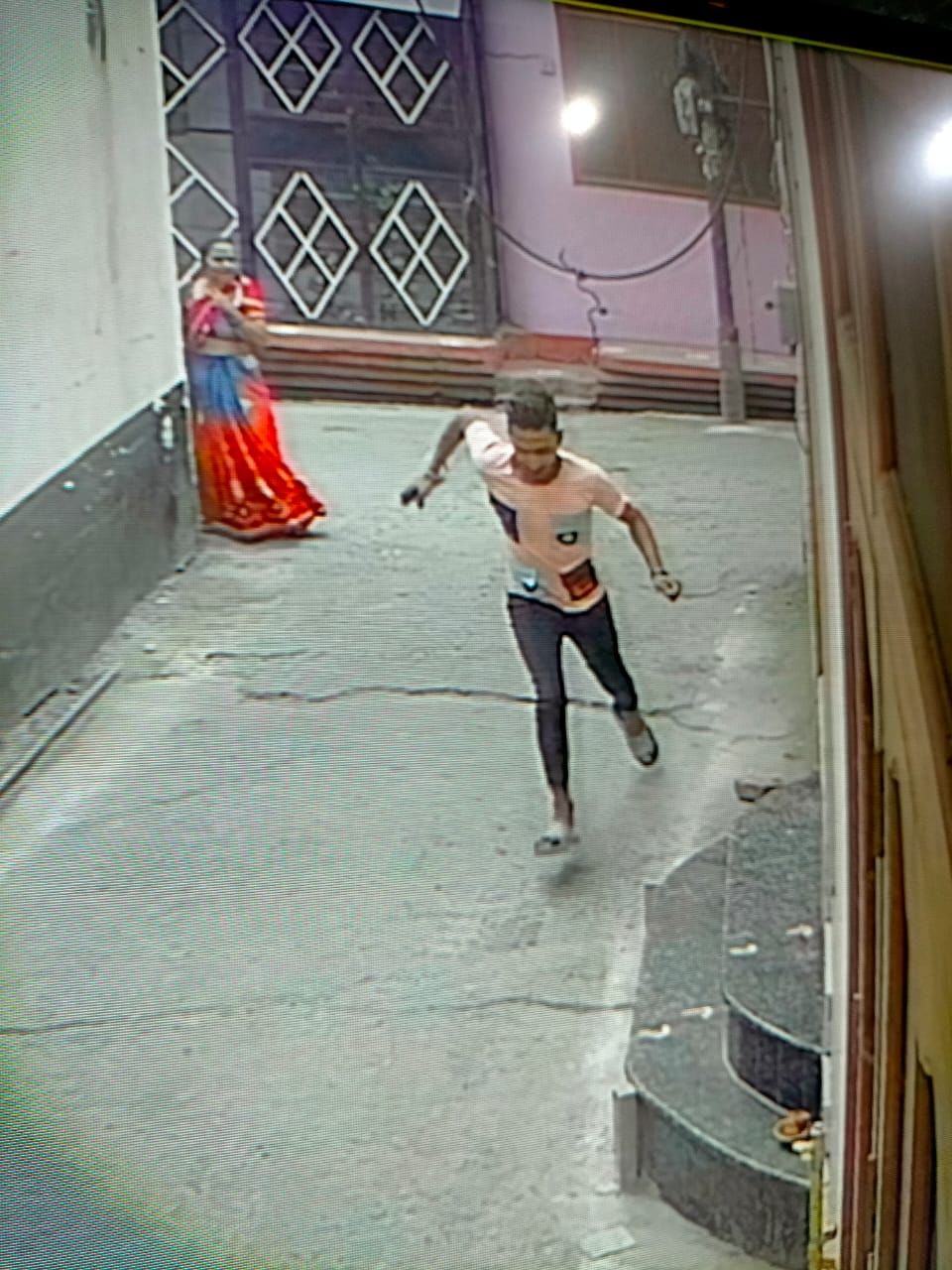 पीलीभीत के चौक बाजार में घटना के बाद जांच पड़ताल करते सीओ सिटी दीपक चतुर्वेदी। संवाद