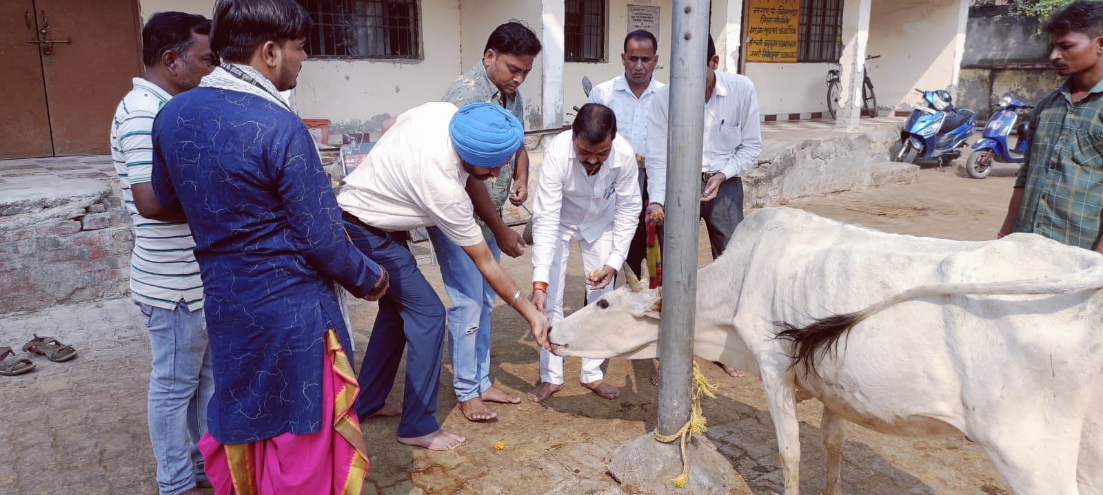 पीलीभीत के मोहल्ला सुनगढ़ी स्थित मंदिर में गोवर्धन पूजा करती महिलाएं।संवाद