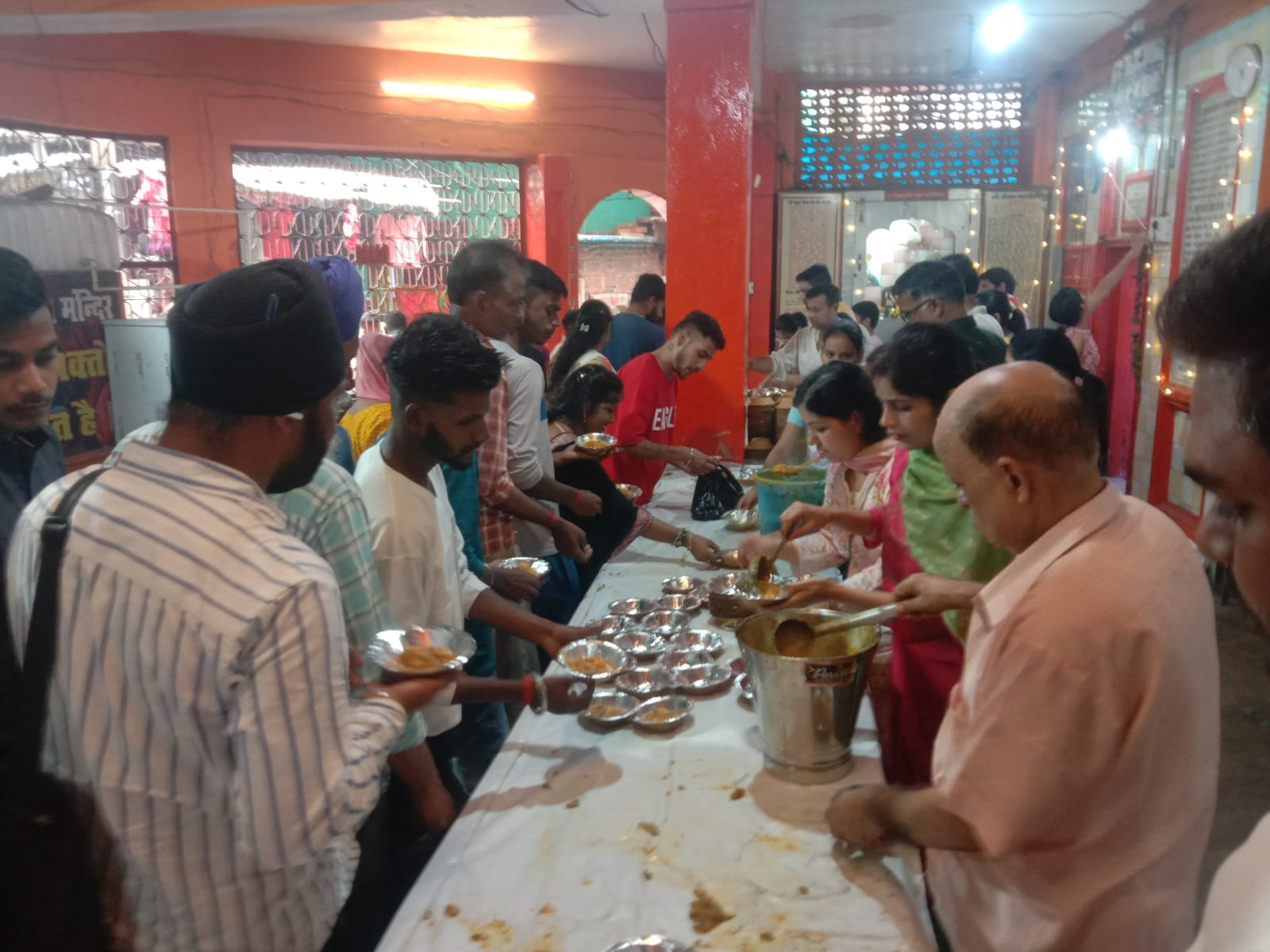 पीलीभीत के मोहल्ला सुनगढ़ी स्थित मंदिर में गोवर्धन पूजा करती महिलाएं।संवाद