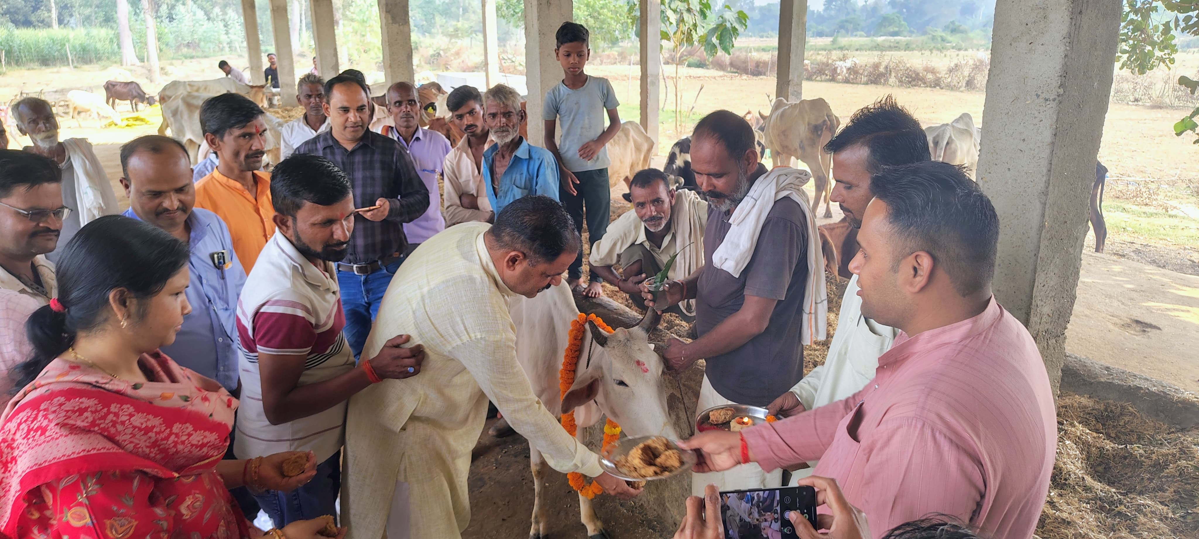 पीलीभीत के मोहल्ला सुनगढ़ी स्थित मंदिर में गोवर्धन पूजा करती महिलाएं।संवाद