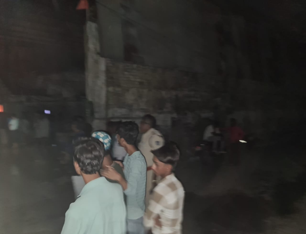 देर रात लगी टेक्सटाइल फैक्ट्री में आग से हुआ लाखों का नुकसान