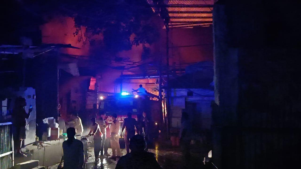देर रात लगी टेक्सटाइल फैक्ट्री में आग से हुआ लाखों का नुकसान