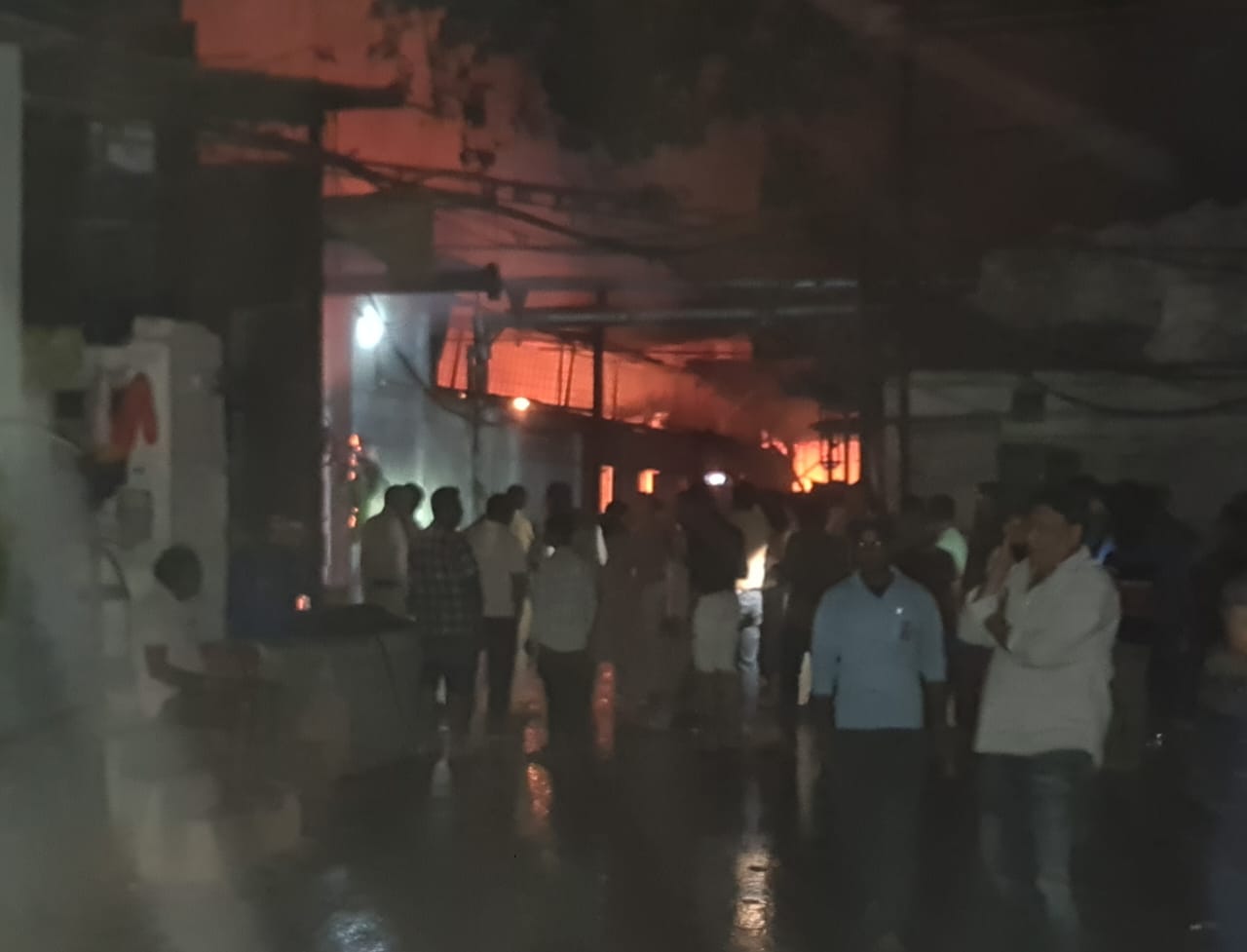 देर रात लगी टेक्सटाइल फैक्ट्री में आग से हुआ लाखों का नुकसान