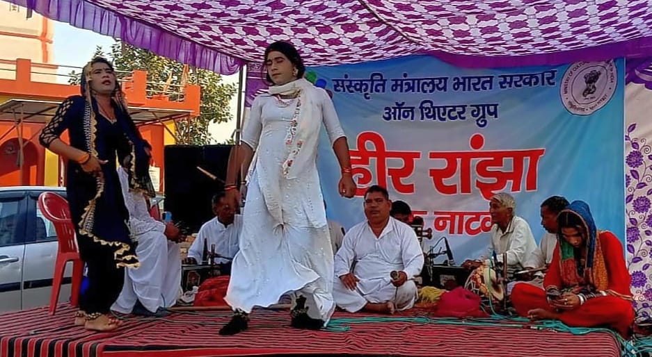 02जेएनडी08: हीर-रांझा सांग का मंचन करते हुए कलाकार। संवाद 02जेएनडी08: हीर-रांझा सांग का मंचन करते हुए कलाकार। संवाद