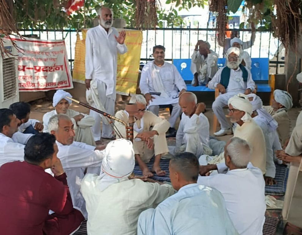 02जेएनडी12: उपमंडल कार्यालय में सामूहिक समस्याओं को लेकर चल रहा धरना। संवाद 02जेएनडी12: उपमंडल कार्यालय में सामूहिक समस्याओं को लेकर चल रहा धरना। संवाद