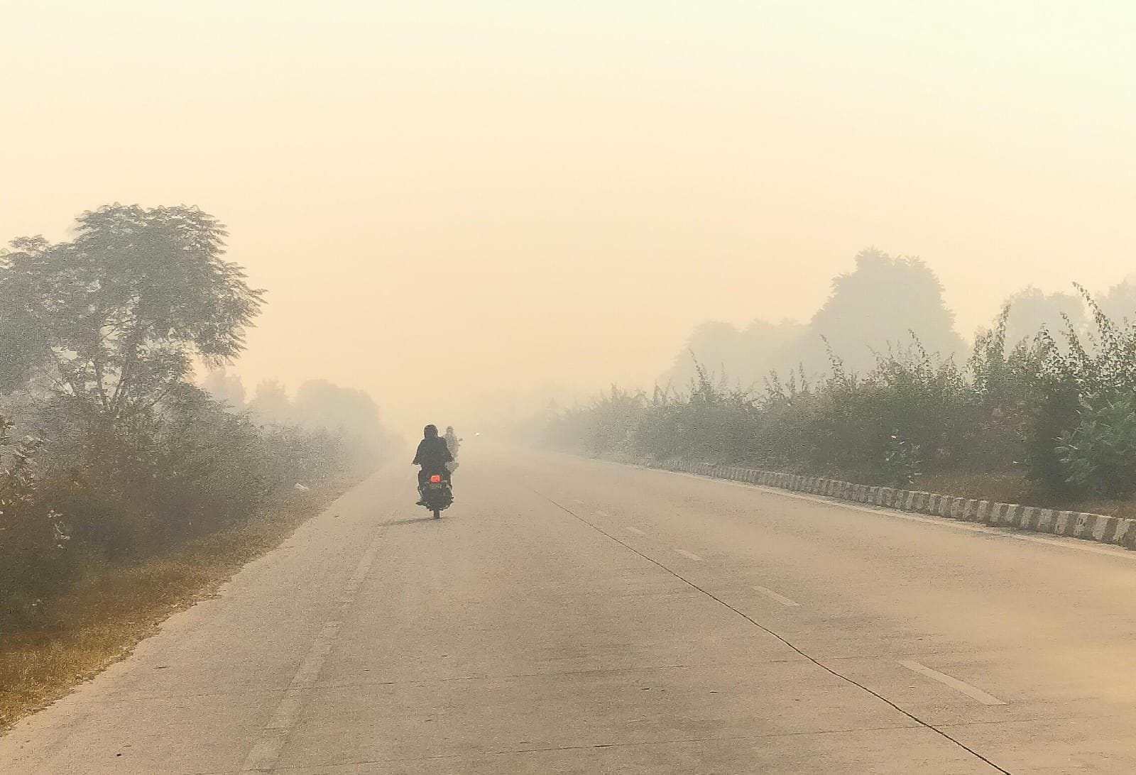 02जेएनडी25 : सुबह के समय आसमान में छाए स्मॉक के कारण फैली धुंध जैसी चादर। संवाद 02जेएनडी25 : सुबह के समय आसमान में छाए स्मॉक के कारण फैली धुंध जैसी चादर। संवाद