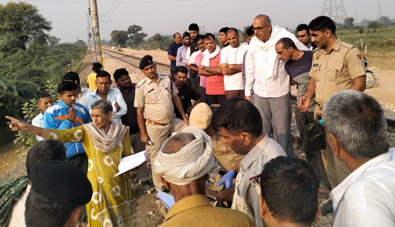 02सीटीके01-गुढान के प्रदीप का शव मिलने के बाद घटना स्थल पर गमजदा पिता सूरजभान। स्रोत : संवाद
