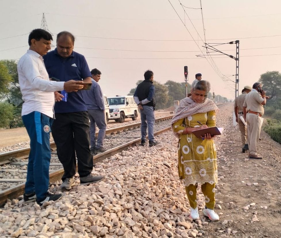 02सीटीके01-गुढान के प्रदीप का शव मिलने के बाद घटना स्थल पर गमजदा पिता सूरजभान। स्रोत : संवाद