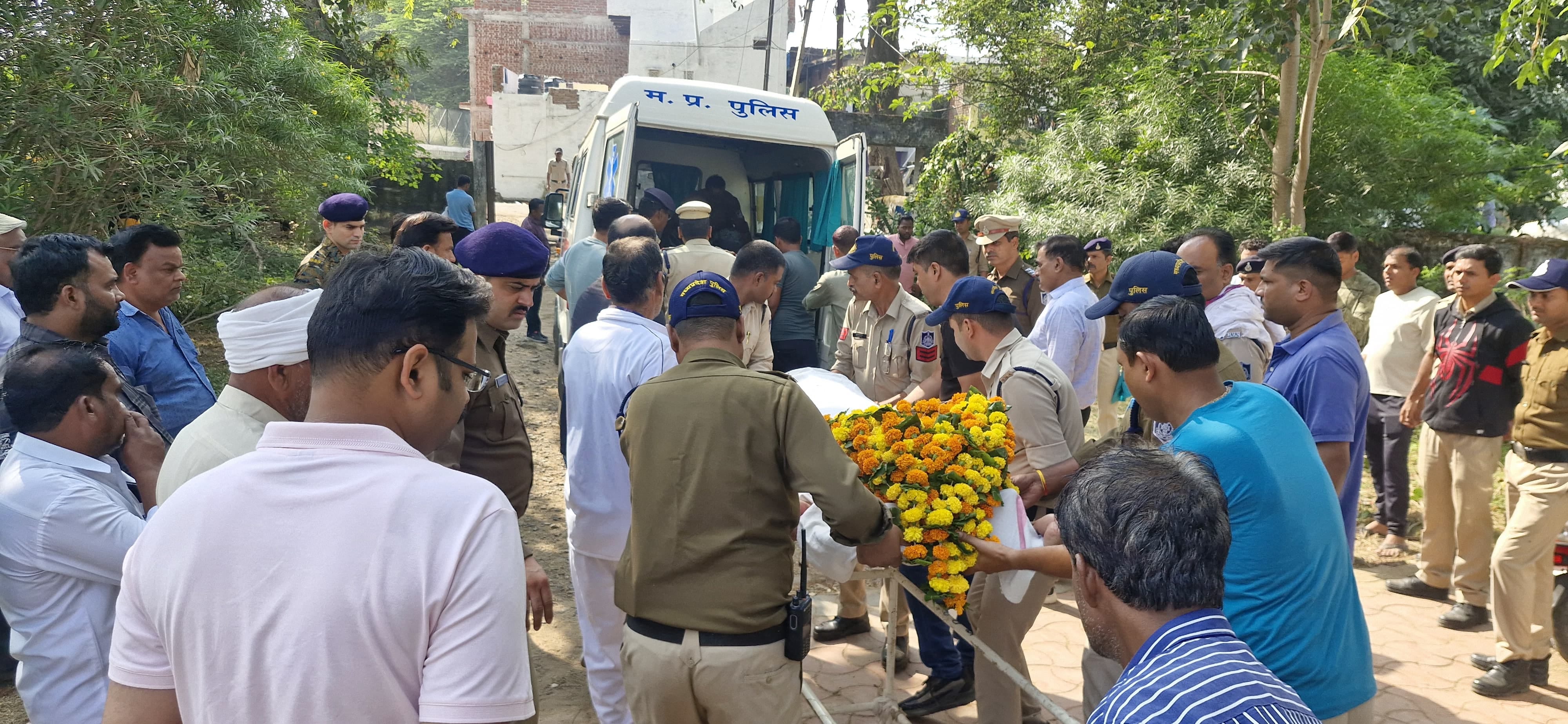 आरक्षक के शव को किया जा रहा रवाना आरक्षक के शव को किया जा रहा रवाना
