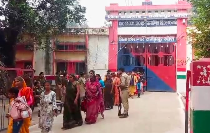 भैया दूज पर मोहल्ला शाहपुरा कोठी में टीका करती बहन। संवाद भैया दूज पर मोहल्ला शाहपुरा कोठी में टीका करती बहन। संवाद