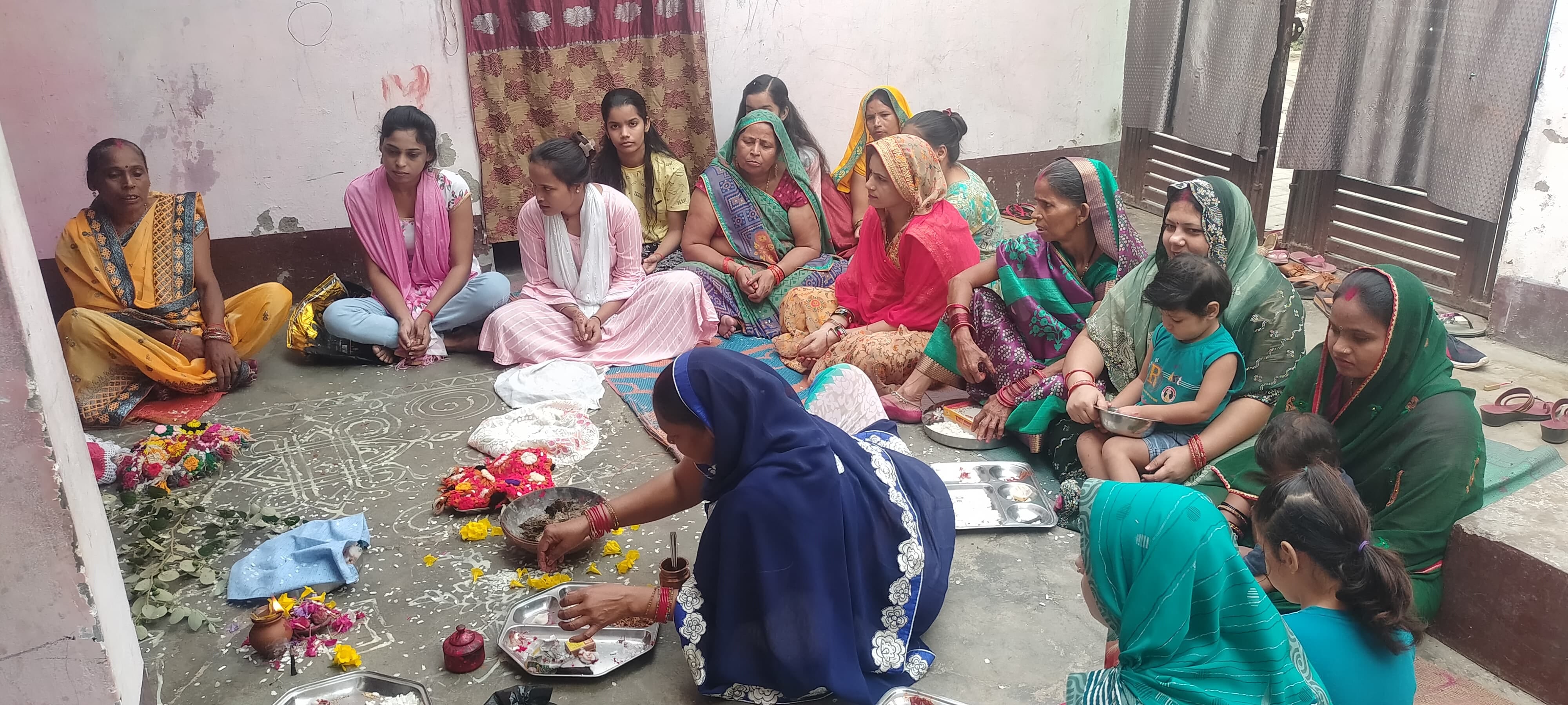 भैया दूज पर मोहल्ला शाहपुरा कोठी में टीका करती बहन। संवाद भैया दूज पर मोहल्ला शाहपुरा कोठी में टीका करती बहन। संवाद