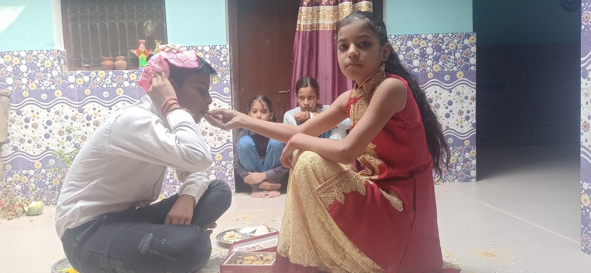 भैया दूज पर मोहल्ला शाहपुरा कोठी में टीका करती बहन। संवाद भैया दूज पर मोहल्ला शाहपुरा कोठी में टीका करती बहन। संवाद