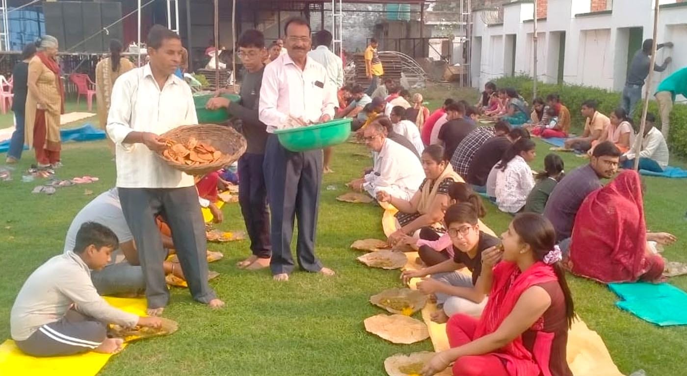 बिल्सी गोशाला में गोवर्धन पर गायों की पूजा करती पालिकाध्यक्ष ज्ञानदेवी सागर। संवाद बिल्सी गोशाला में गोवर्धन पर गायों की पूजा करती पालिकाध्यक्ष ज्ञानदेवी सागर। संवाद