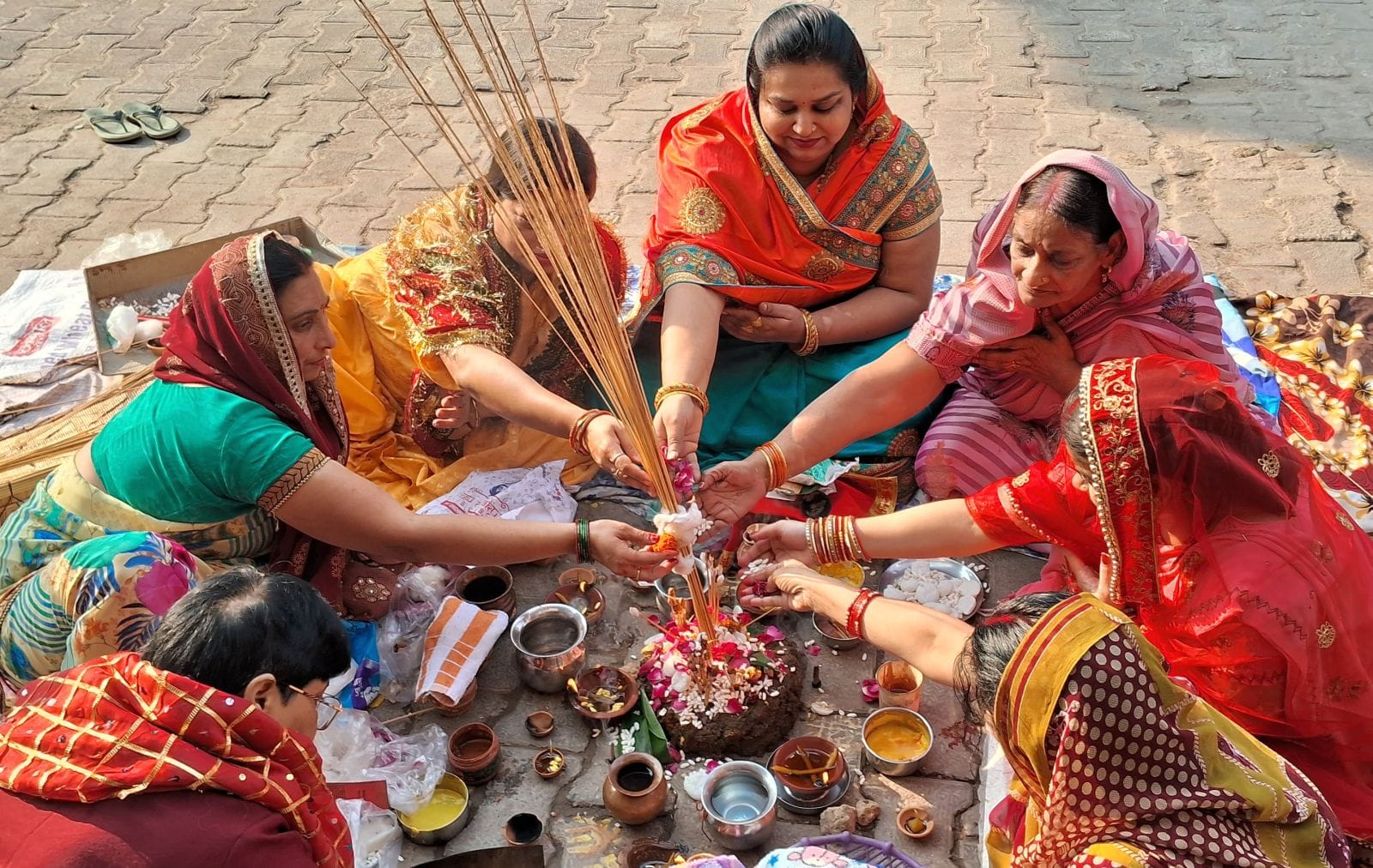 बिल्सी गोशाला में गोवर्धन पर गायों की पूजा करती पालिकाध्यक्ष ज्ञानदेवी सागर। संवाद बिल्सी गोशाला में गोवर्धन पर गायों की पूजा करती पालिकाध्यक्ष ज्ञानदेवी सागर। संवाद