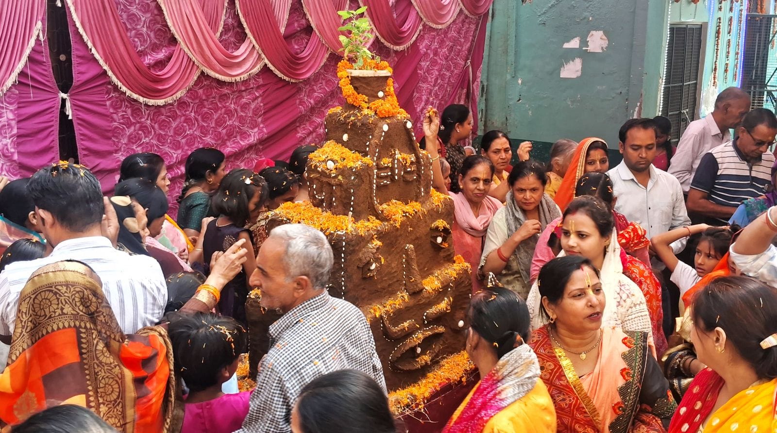 बिल्सी गोशाला में गोवर्धन पर गायों की पूजा करती पालिकाध्यक्ष ज्ञानदेवी सागर। संवाद बिल्सी गोशाला में गोवर्धन पर गायों की पूजा करती पालिकाध्यक्ष ज्ञानदेवी सागर। संवाद