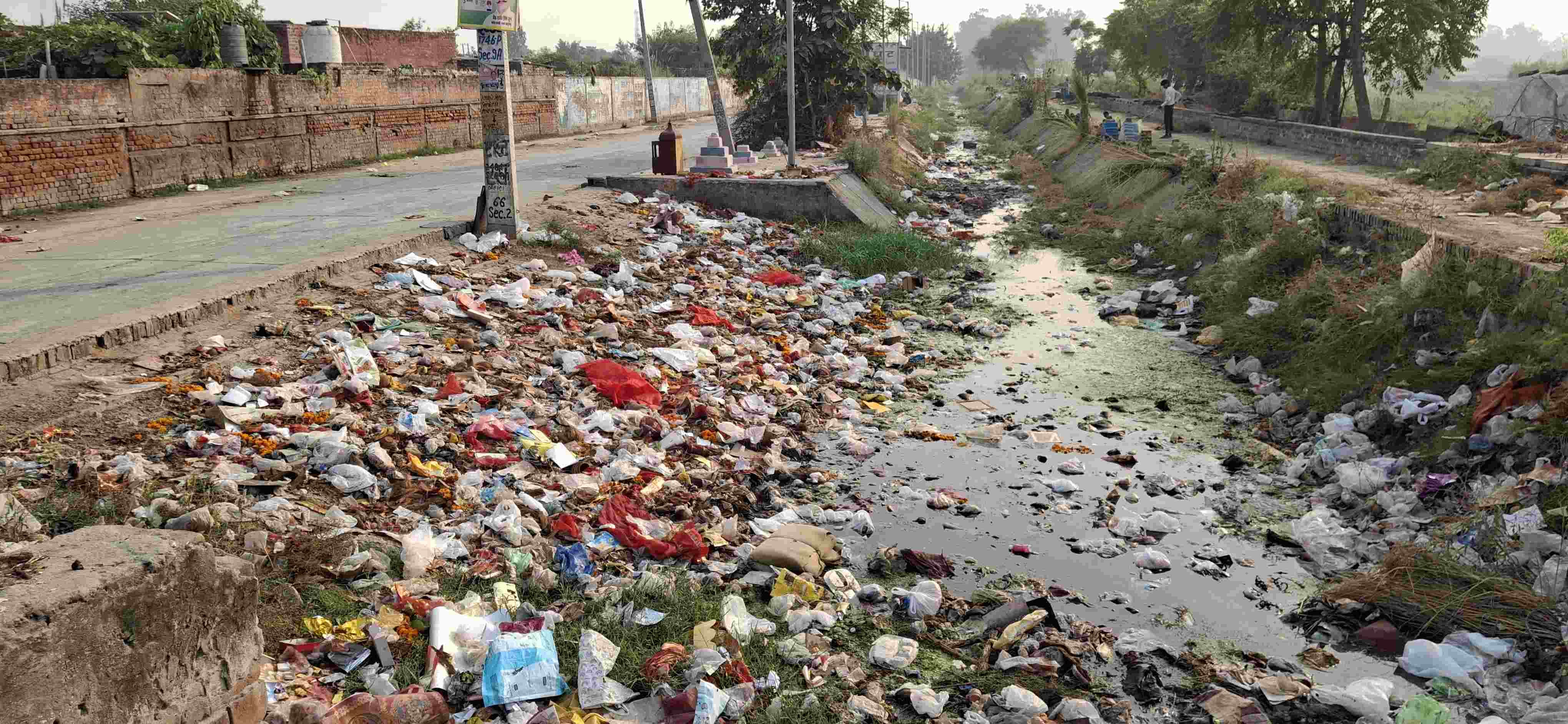 -फोटो 51 : बाजार में छठ पर्व को लेकर सजी दुकानें व खरीदारी करते लोग। संवाद