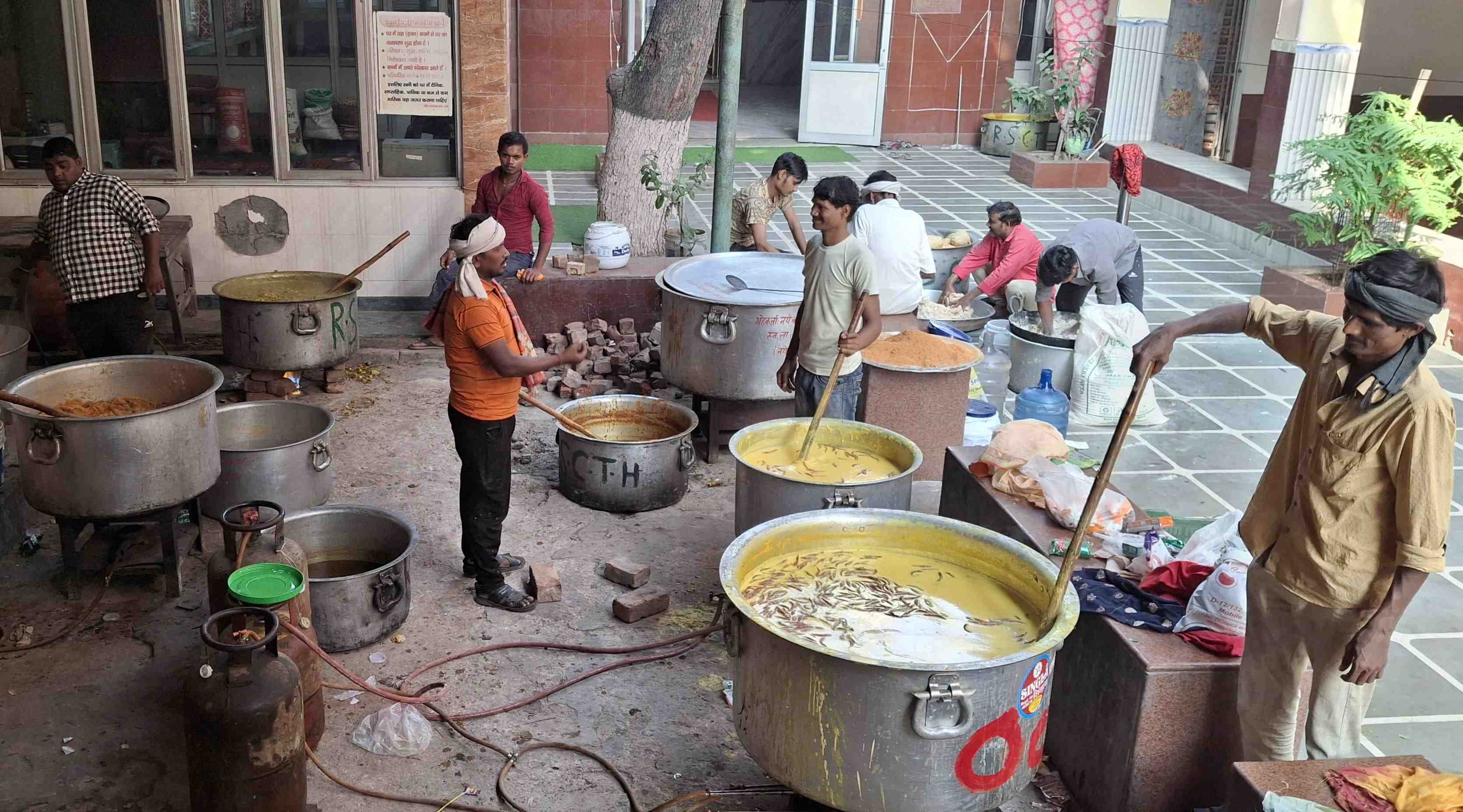 -फोटो 53 : इस्कॉन मंदिर में गोवर्धन परिक्रमा करते श्रद्धालु। संवाद -फोटो 53 : इस्कॉन मंदिर में गोवर्धन परिक्रमा करते श्रद्धालु। संवाद